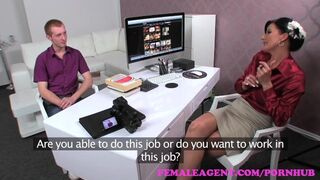 Marvelous cougar agent brings youthfull guy into the secrets of hook-up