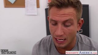 Lecturer Inda Summer tears up herself in stocking